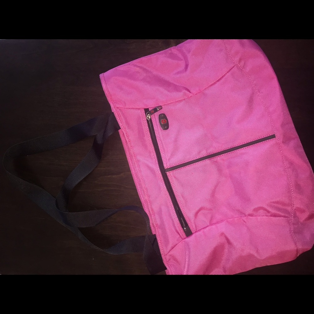Overnight bag. Pink Victorinox